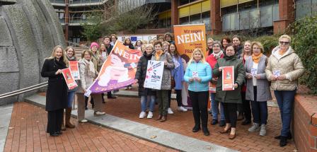 Gruppe von Frauen vor dem Kreishaus
