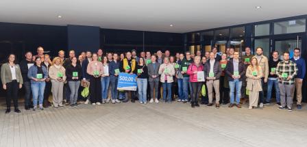 Große Gruppe von Personen in einem Raum