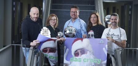 Fünf Personen mit Weihnachtsschmuck stehen in einem Treppenhaus.