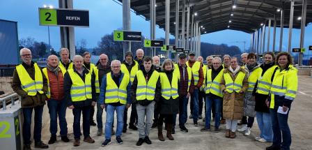 Personengruppe auf einem Recyclinghof