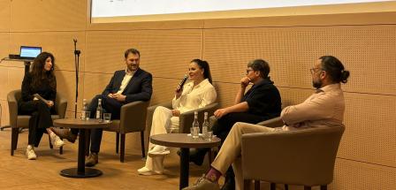 4 Personen auf Podium