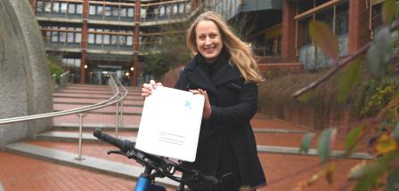 Landrätin Anna Kebschul auf Fahrrad