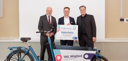 3 Personen vor Lastenrad