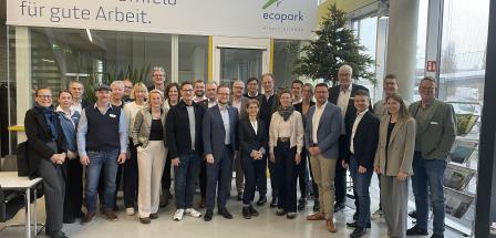 Gruppe von Personen in einem Foyer