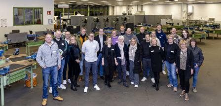 Personengruppe in einer Werkhalle