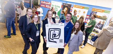 Gruppe von Personen mit Plakaten  im Foyer