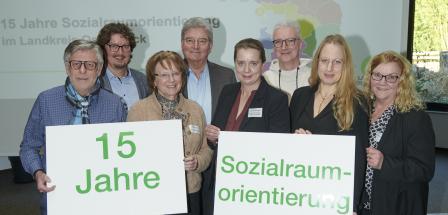 Gruppe von Personen mit Plakat