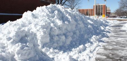 Schnee am Straßenrand