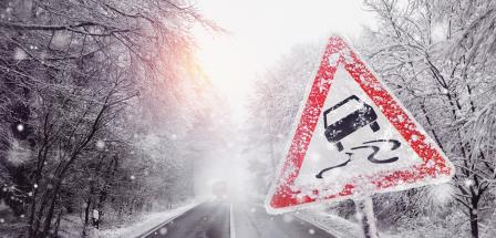 Straßenschild Eisglätte