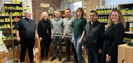 Gruppe von Personen in einem Laden