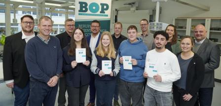 Gruppe von Schülern in Aula