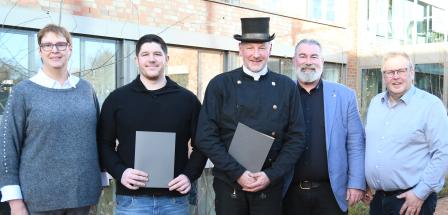 5 Personen vor Haus stehend