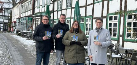 4 Personen auf Marktplatz Bad Essen