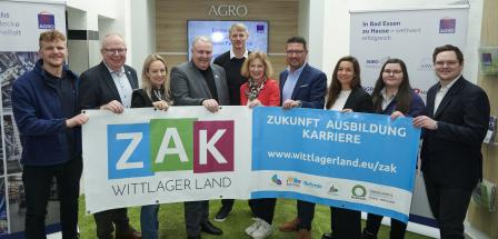 Gruppe von Personen mit Plakat