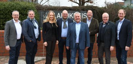 Gruppe von Personen vor Kreishaus