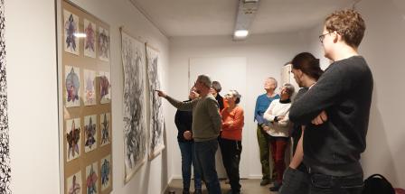 Personen in einer Bilderausstellung