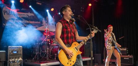 Eine Rockband auf der Bühne