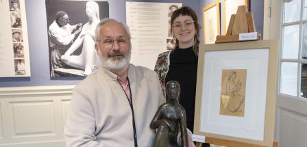 Zwei Personen in einem Ausstellungsraum