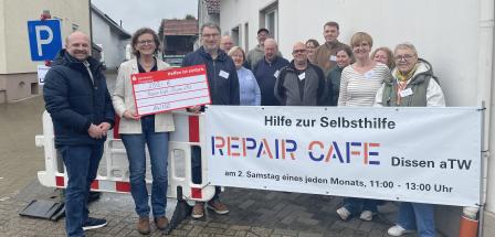 Personengruppe steht hinter einem Infobanner