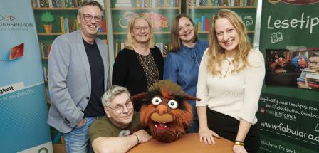 Fünf Personen und eine Handpuppe