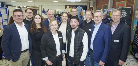 Personengruppe in einer Ausstellungshalle