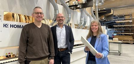 3 Personen in Fabrikhalle