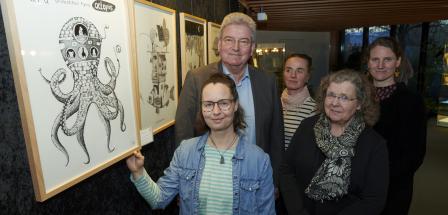 Fünf Personen in einer Grafikausstellung