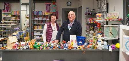 Zwei Personen stehen in einem Spielwarengeschäft.