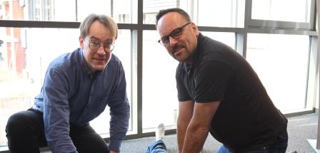 Zwei Personen knien neben einer Puppe an der Wiederbelebung trainiert werden kann.