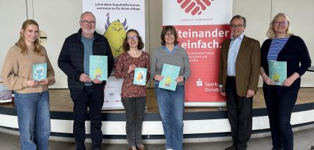 Sechs Personen stehen vor zwei Rollup Postern.