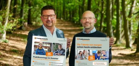 2 Personen mit Plakat