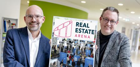 2 Personen vor Plakat