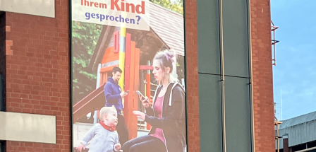 Plakat an einem Gebäude