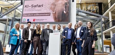 Personengruppe im Eingangsbereich eines Bürogebäudes