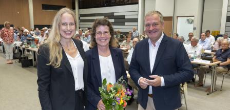 Drei Personen in einem großen Veranstaltungssaal