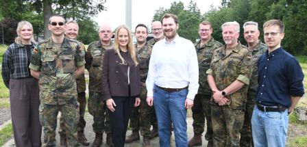 Personengruppe (Zivilisten und Uniformierte)
