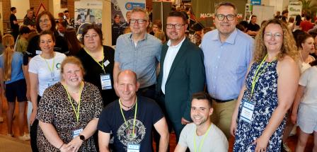 Personengruppe in einem Foyer