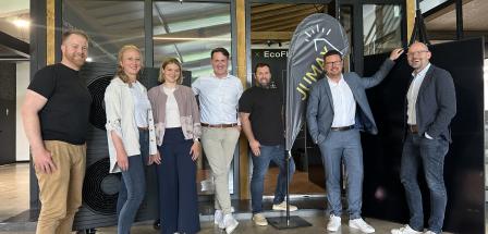Gruppe von Personen vor Eingangstür