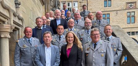 Personengruppe auf der Freitreppe historischen Gebäudes