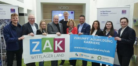 Gruppe von Personen vor Werbebanner