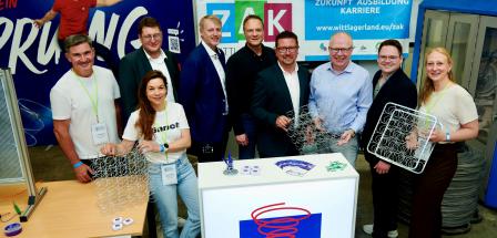 Personengruppe an einem Messestand