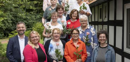 Personengruppe auf einer Freitreppe