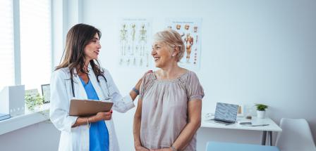 Ärztin und Patientin im Behandlungszimmer