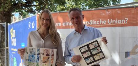 2 Personen vor Bauzaun