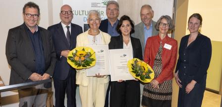 Gruppe von Personen mit Blumen