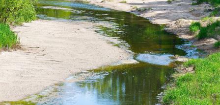 Flußbett mit wenig Wasser