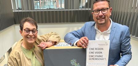 2 Personen mit Plakat