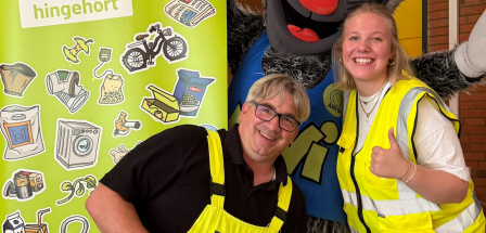 2 Personen vor Plakat