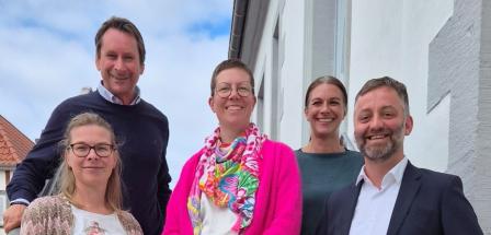 5 Personen auf Treppe