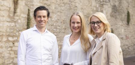 3 Frauen vor Hauswand